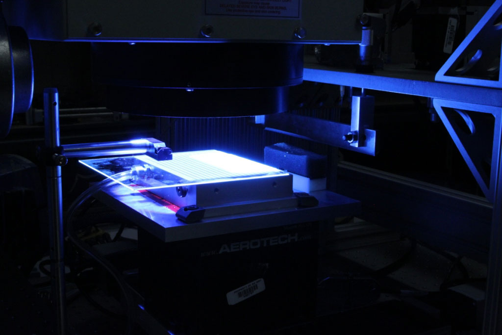 Para crear novedosos transductores de ultrasonido, los investigadores de GE utilizan patrones de luz ultravioleta para exponer una mezcla de material fotosensible y polvo piezoeléctrico. Este método elimina el costoso y largo proceso de corte.