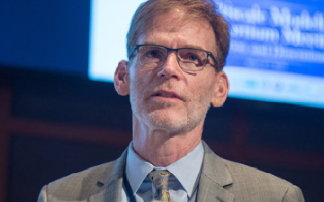 Dr. Bruce Tromberg speaking at conference