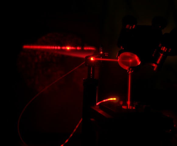 La técnica Backscatter Interferometry (BSI) depende de un rayo de luz que hace rebotar miles de moléculas en líquido. El rayo de luz que refleja hacia una cámara ultra rápida contiene un patrón óptico llamado bordes de interferencia. La información recolectada de este patrón permite a los investigadores determinar si dos moléculas se están combinando. La técnica ofrece esperanzas para los diagnósticos clínicos, el desarrollo de medicamentos, y la biodefensa. Fotografía de: Daniel Dubois, Universidad de Vanderbilt.