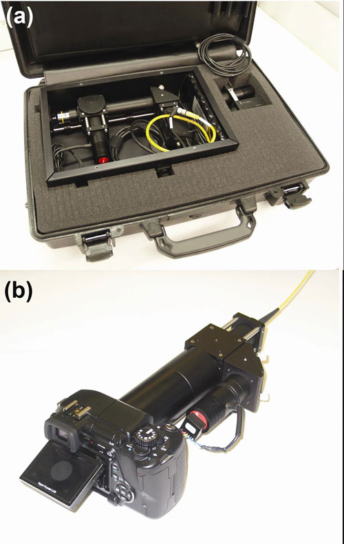 (a) Microendoscopio de fibra óptica que funciona con baterías, metido dentro de un maletín de tamaño estándar, utiliza una cámara CCD y una computadora para capturar y mostrar las imágenes; (b) el microendoscopio de fibra óptica de bajo costo incorpora una cámara digital SLR estándar para capturar y mostrar imágenes.