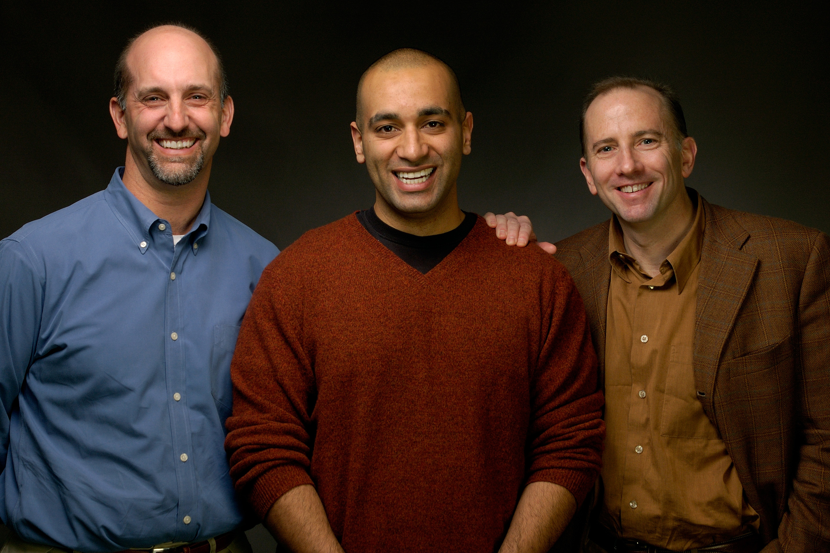 De izquierda a derecha: Dr. Daniel Hammer, Peter Ghoroghchian, y Dr. Michael J. Therien