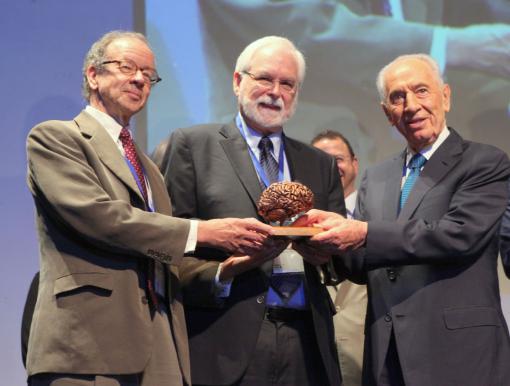 Arto Nurmikko and John Donoghue receive the B.R.A.I.N. Prize from Israeli President Shimon Peres.