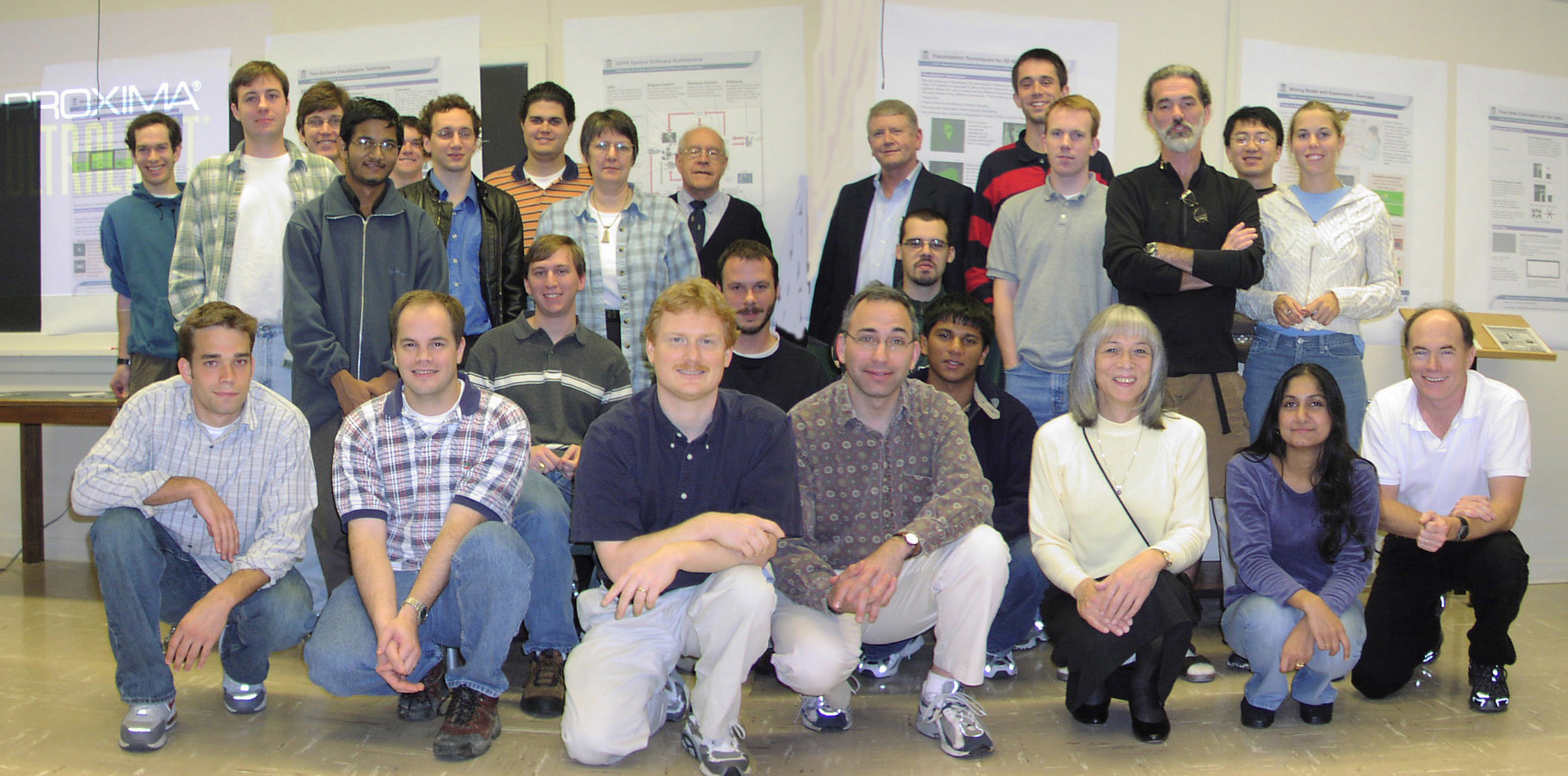 Grupo tecnológico de desarrollo dentro del Centro de Sistemas de Cómputo Integrados para Microscopía y Manipulación (CISMM) en la Universidad de Carolina del Norte, Chapel Hill. Richard Superfine, Director del Centro, de rodillas y el cuarto de izquierda a derecha en la primera fila; y de rodillas junto a él, Russ Taylor, investigador co-principal, tercero de izquierda a derecha. Imagen cortesía de Richard Superfine.