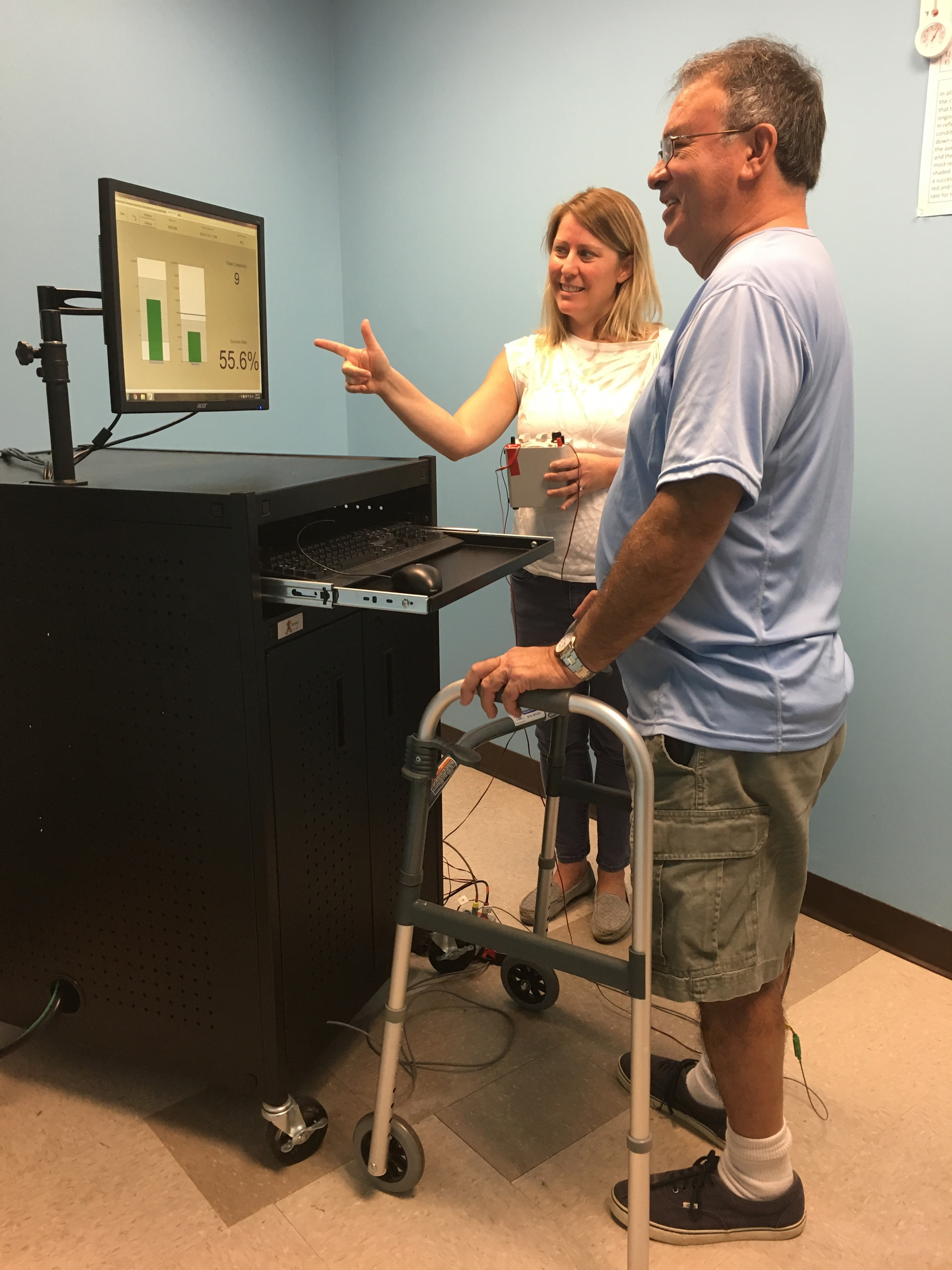 Spinal cord injured individual training with sacral nerve stimulation Spinal cord injured individual training with sacral nerve stimulation
