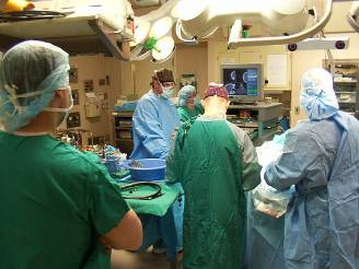 Foto de un quirófano con médicos operando a un paciente