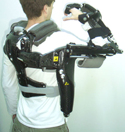 Foto de un hombre con un exoesqueleto robótico 