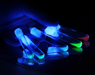 Proteínas fluorescentes en tubos de ensayo