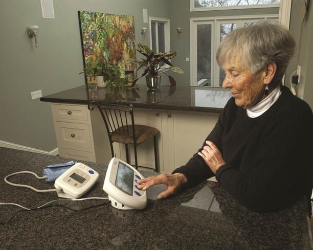Mujer utilizando un monitor de salud portátil