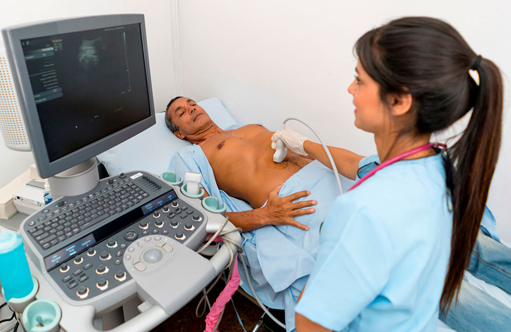 Foto de una mujer usando ultrasonido en un hombre