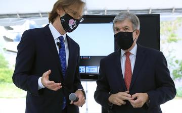 NIBIB Director Bruce Tromberg, left, and Senator Roy Blunt (Missouri). (NIH photo by Chia-Chi Charlie Chang)