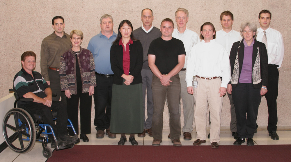 Miembros del proyecto BCI de Wadsworth: (de izquierda a derecha) Scott Hamel, Dean Krusienski, Liz Wolpaw, Dennis McFarland, Dongyan Zhang, Bill Sarnacki, Peter Brunner, Jon Wolpaw, Eric Sellers, Gerv Schalk, Theresa Vaughan, y Jan Kubanek. Cortesía del proyecto BCI de Wadsworth