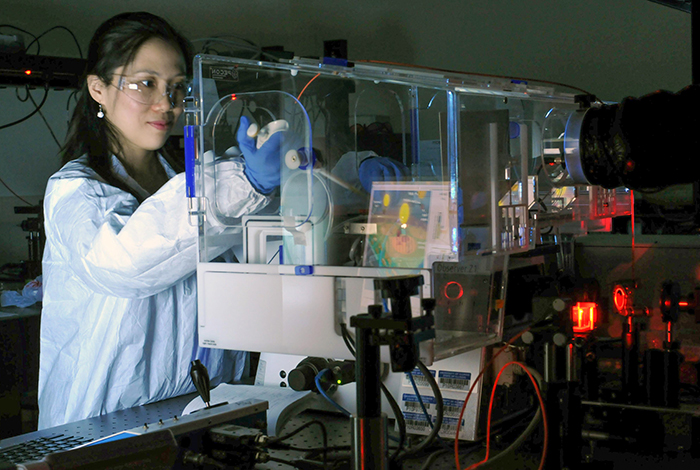 Yue Zhuo performs lab technique